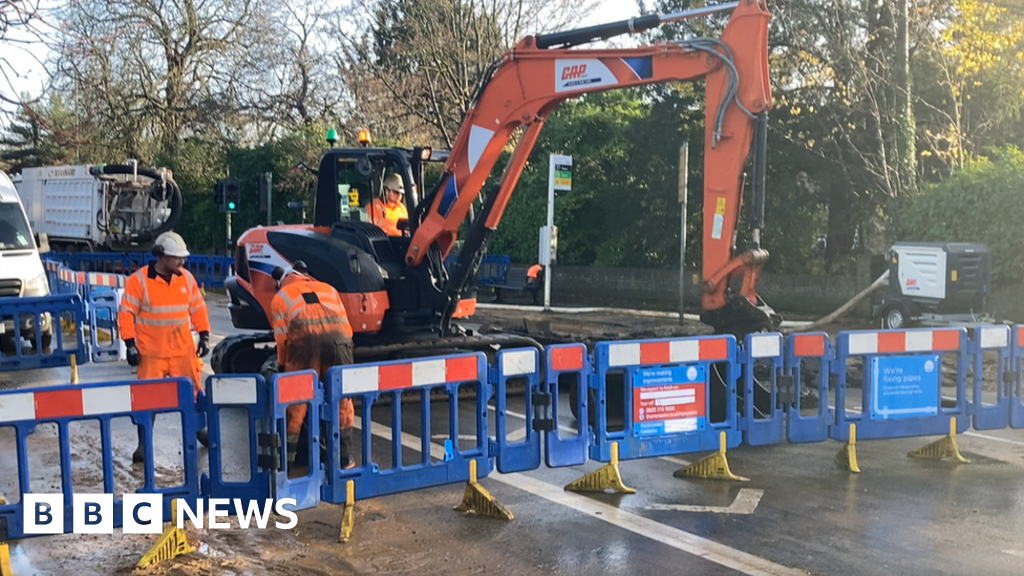 Reading burst water main sees roads closed by flooding BBC News