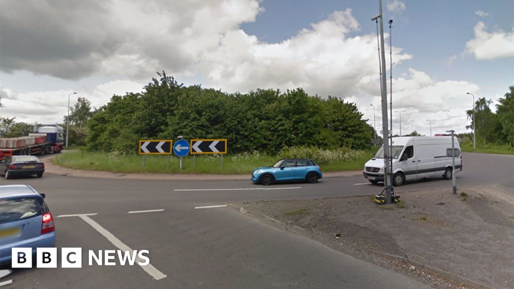 Girl , 7, seriously injured in Lincolnshire A46 car crash - BBC News