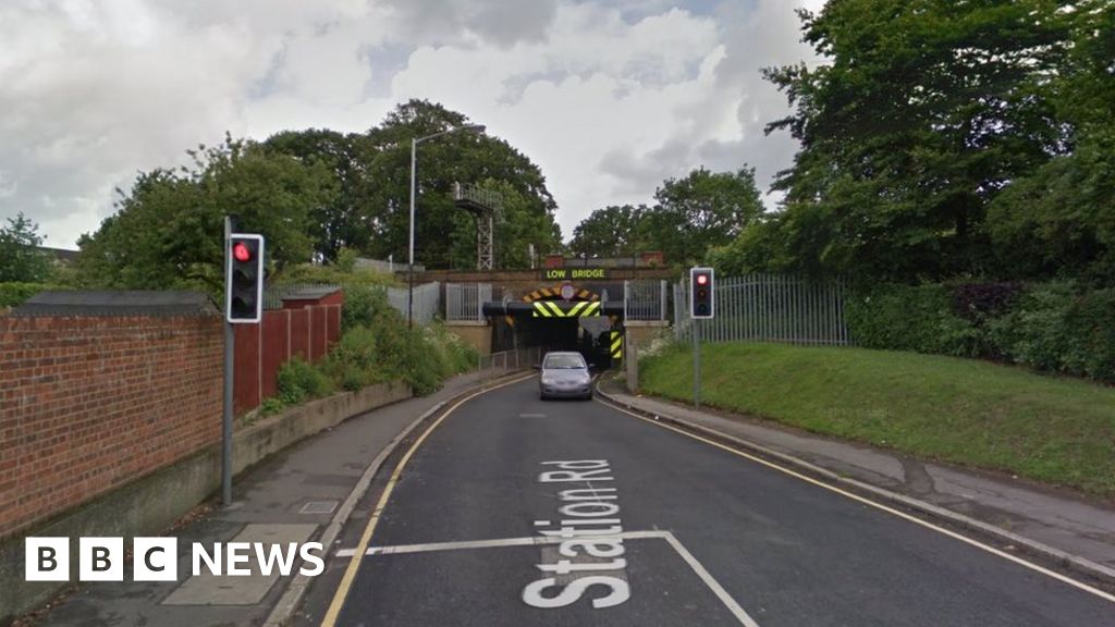 Burnham Road in Slough shuts despite complaints BBC News