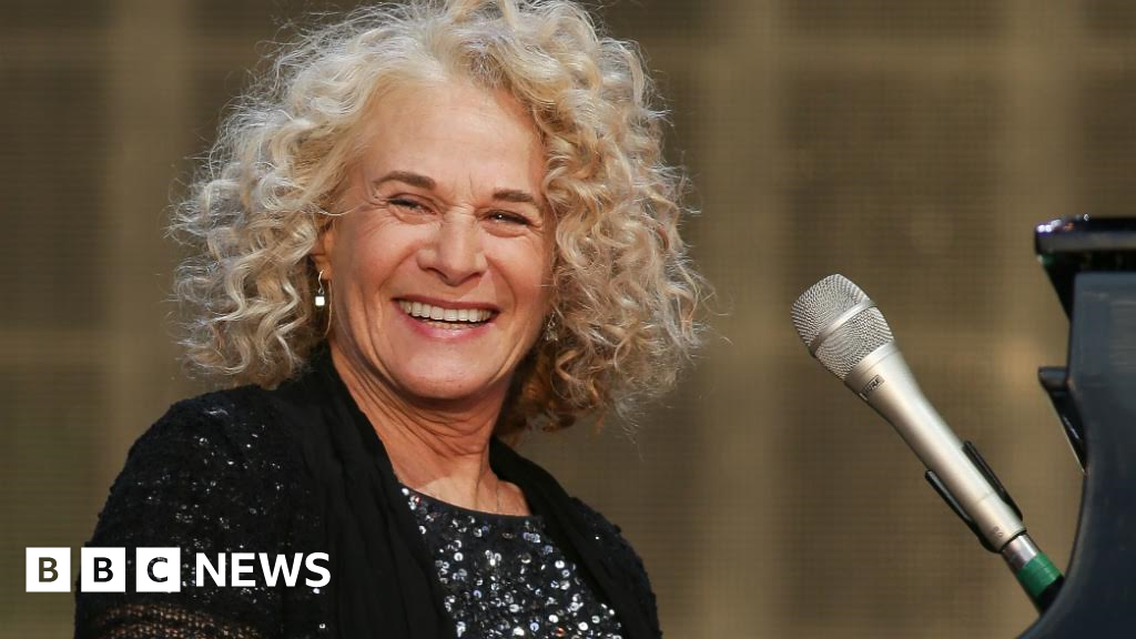 Carole King Makes Uk Stage Return Playing Tapestry In Full Bbc News