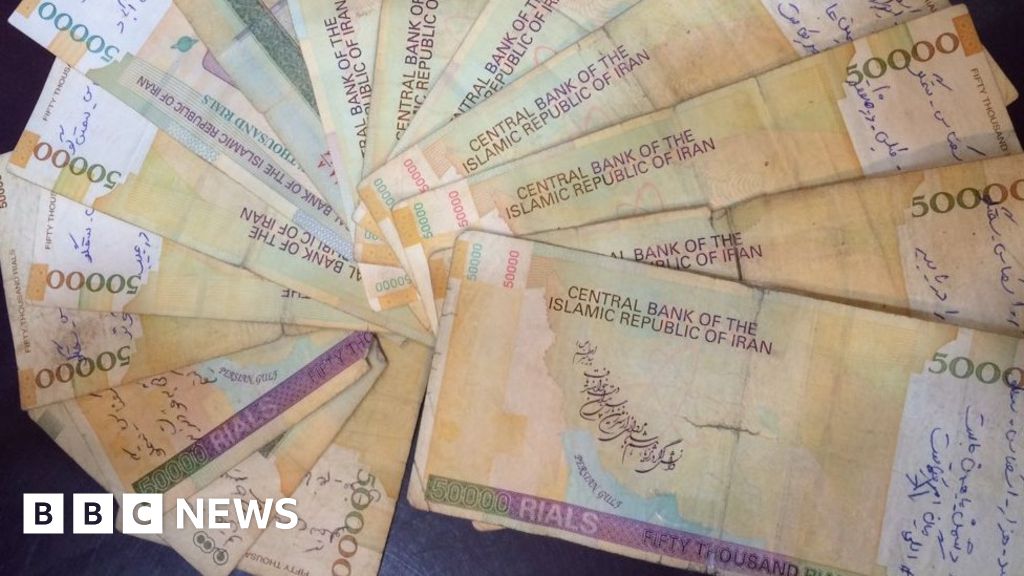 Iranians launch banknote prote