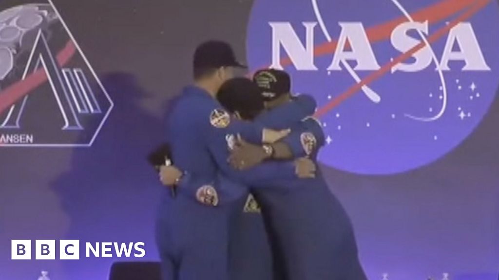 رحب طاقم أرتميس التابع لناسا بالعودة إلى كوكب الأرض في هيوستن