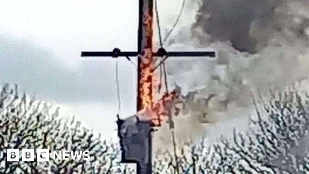 Hollym power cut hits 1,400 homes after pole catches fire 