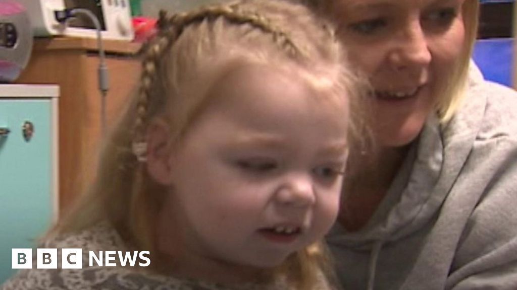 Elsie, 3, home for Christmas after a year in hospital - BBC News