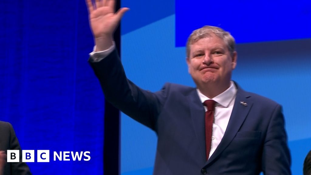 Angus Robertson named as SNP deputy leader - BBC News