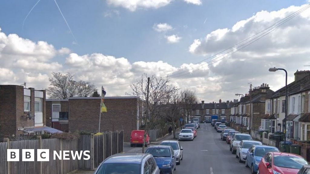 Plumstead car park shooting leaves man dead BBC News