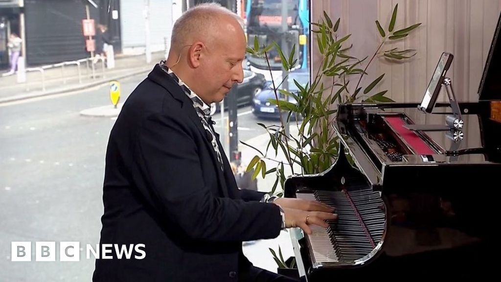Steve Rosenberg plays 10 Eurovision hits in two minutes