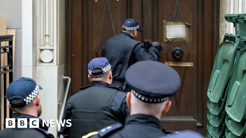 Extinction of the Rebellion: 10 arrested in climate protests