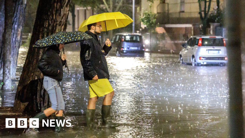 Warga Italia mengungsi akibat banjir yang melanda Emilia-Romagna