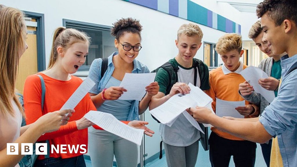 Huge rise in unconditional university offers for students BBC News