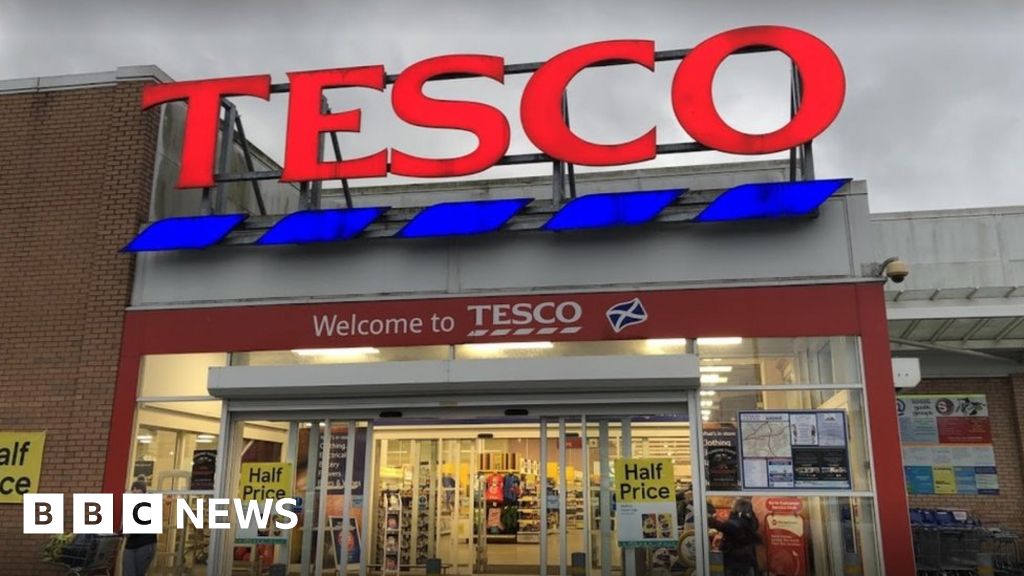 Man arrested after Tesco attack - BBC News