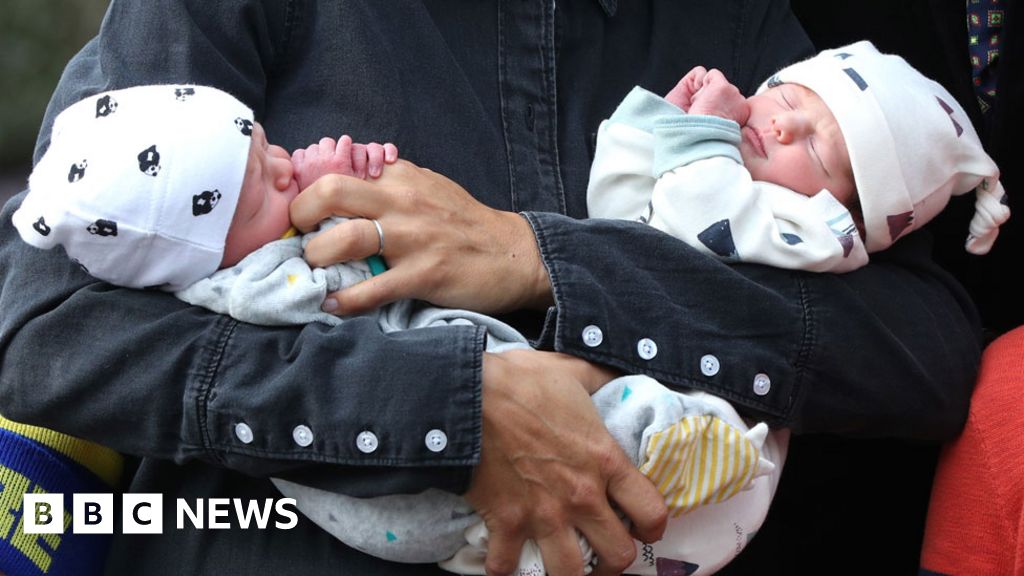 Chris Evans reveals baby twins' names - BBC News