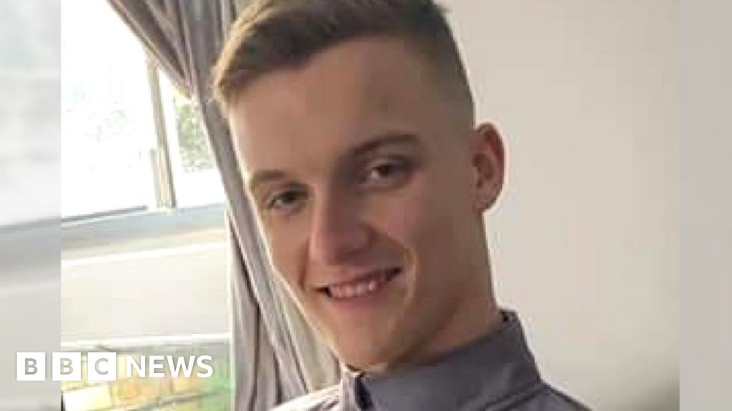 Tributes to Barrhead teenager who died in crash