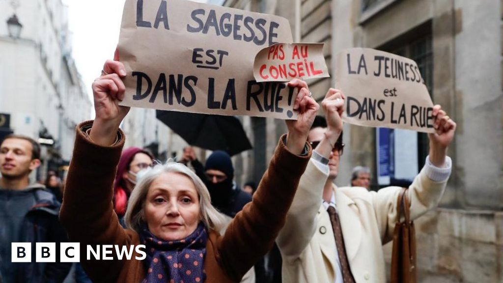Pensiju reformas Francijā: Makrons paraksta likumu, kas paaugstina pensionēšanās vecumu līdz 64 gadiem