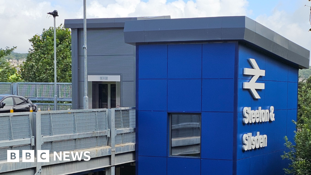 Steeton and Silsden station's new multi-storey car park opens - BBC News