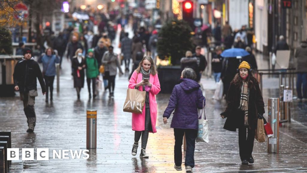 Scottish business groups call for shop rates discount - BBC News