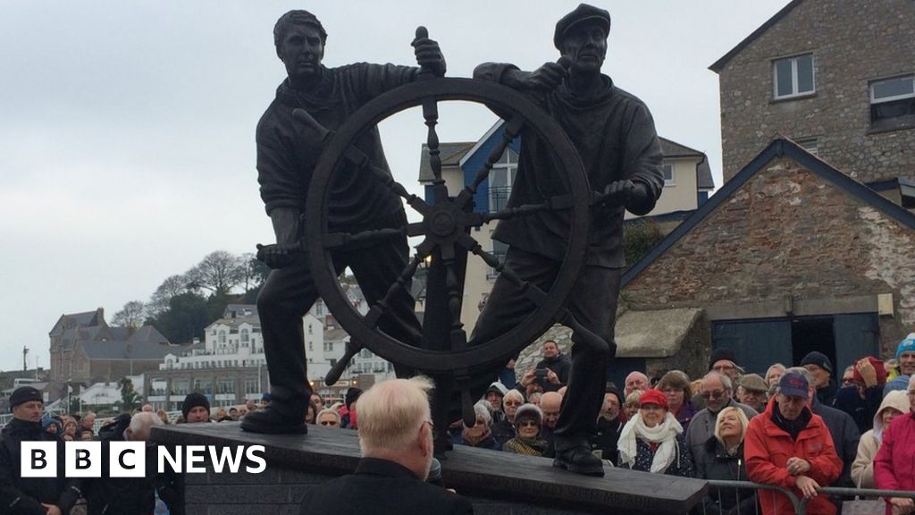 Brixham honours fishermen lost at sea - BBC News