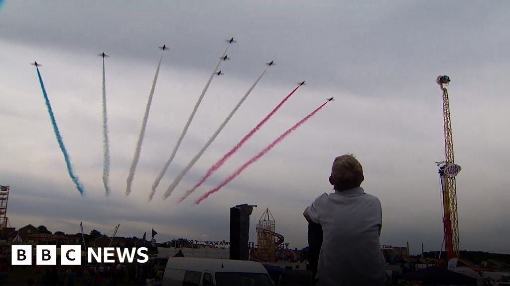 Red Arrows display at Cromer Carnival BBC News