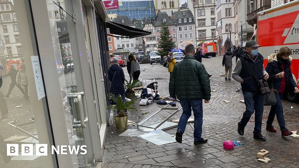 Trier: Four die as car ploughs through Germany pedestrian zone