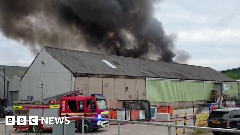 Westhoughton: Fire crews fight large blaze at industrial estate - BBC News