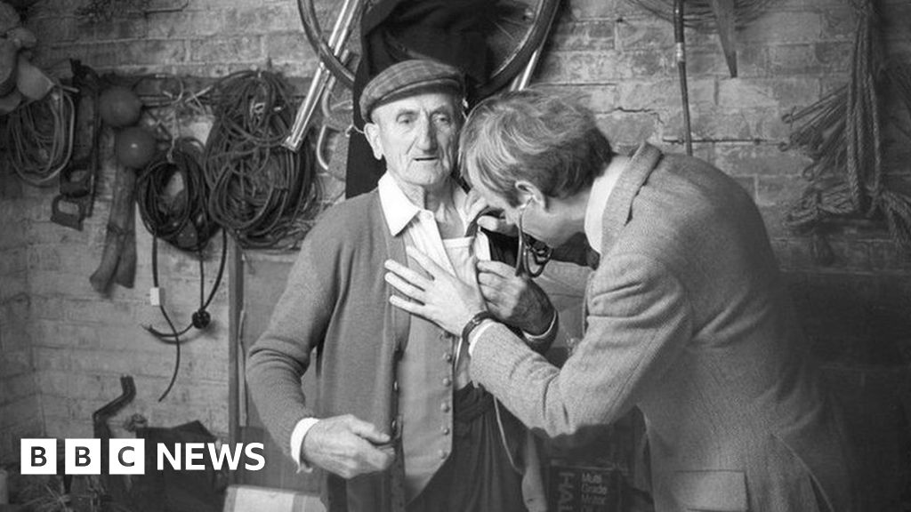 Charity seeks stars of 1970s photo archive - BBC News