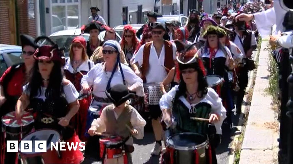 Thousands of pirates take to the streets of Hastings BBC News