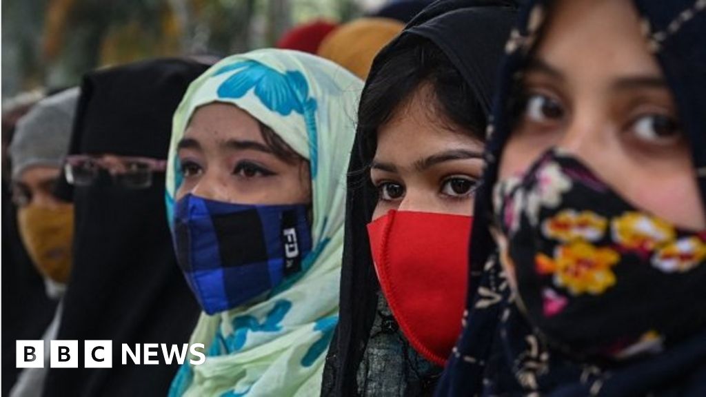 Kashmiri Girl Cloth Change - Karnataka: 'Wearing hijab doesn't make Muslim women oppressed' - BBC News