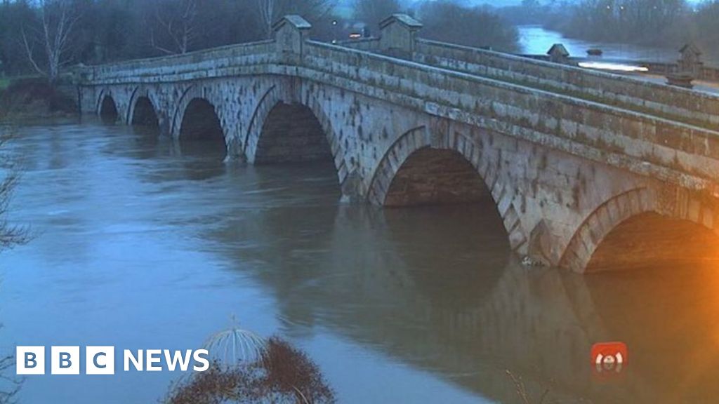 Flood warnings remain in Shropshire after rivers peak - BBC News