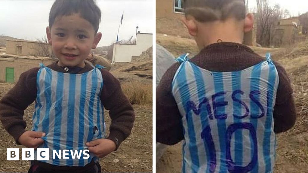 haar krijgen Missend Is this the boy in the Messi bag shirt photo? - BBC News