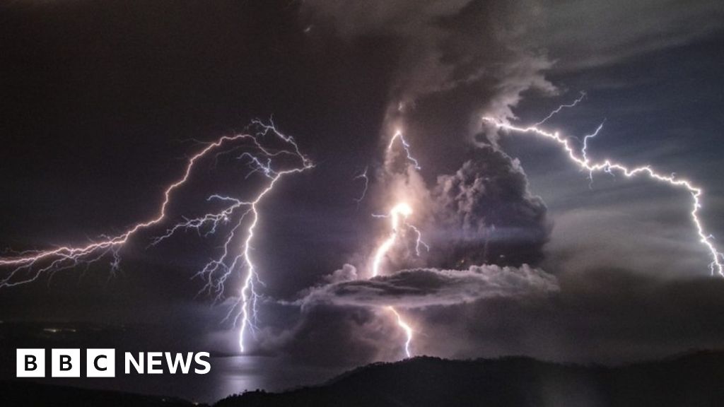 Taal: Time-lapse of lightning storm swirling round Philippine volcano