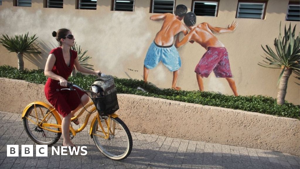 Eilat rape allegations: Tel Aviv covers over Peeping Toms beach mural thumbnail