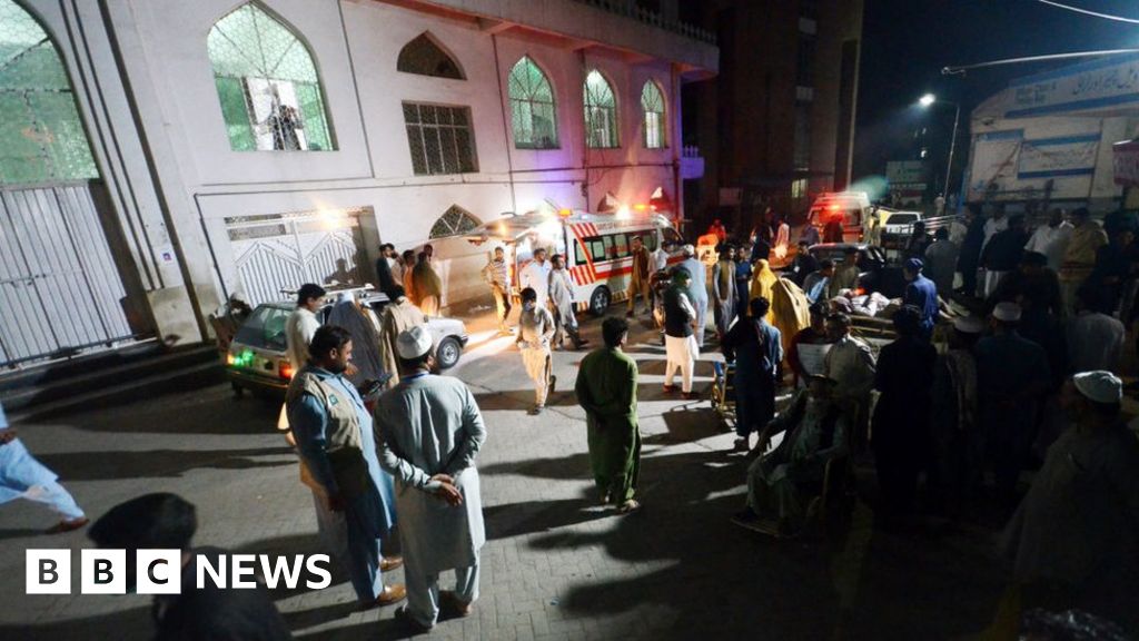 Almeno 12 persone sono morte in un terremoto in Pakistan e Afghanistan
