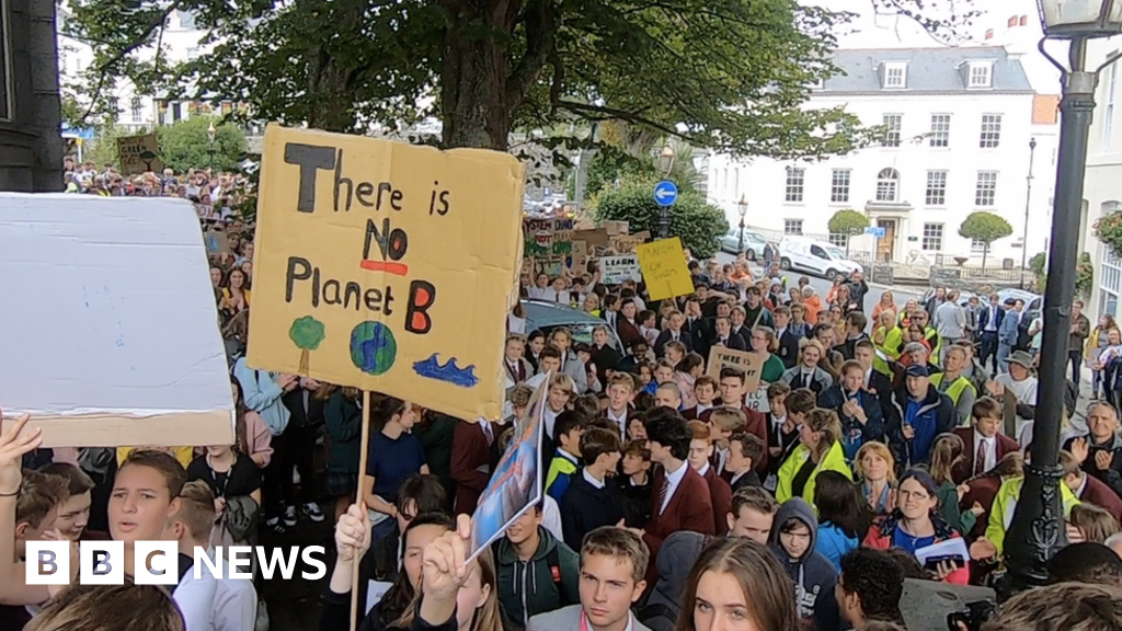 Guernsey climate change protest: Hundreds of schoolchildren march over concerns - BBC News