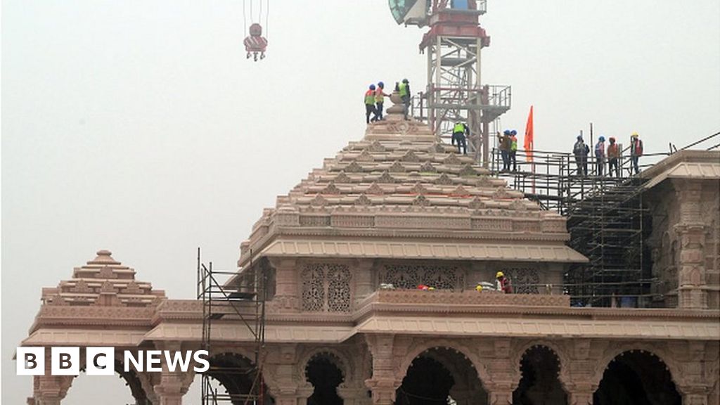 Премиерът на Индия Нарендра Моди трябва да открие грандиозен храм