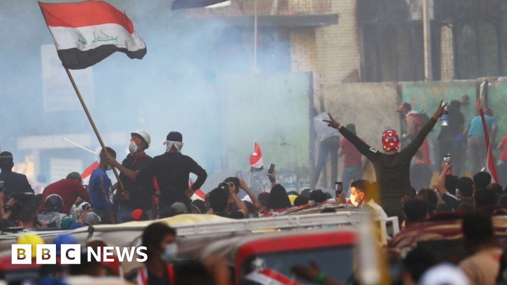 Iraq protests: Top Shia cleric gives support to protests