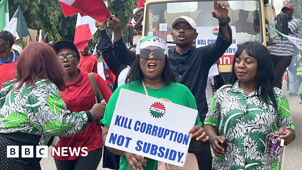 Президентът на Нигерия Тинубу увеличава заплатите на фона на задаващата се национална стачка