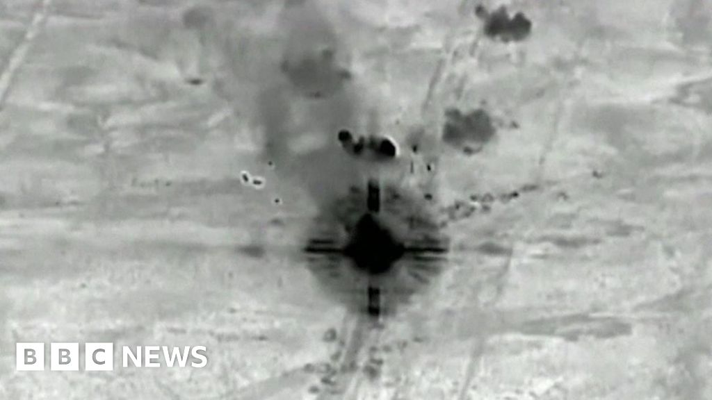 Iraq air strikes 'target IS convoy'