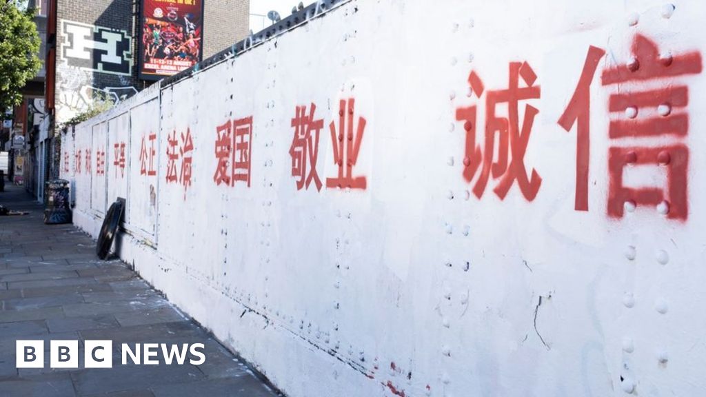 Brick Lane: Китайски политически лозунги се появяват на стената за улично изкуство в Лондон