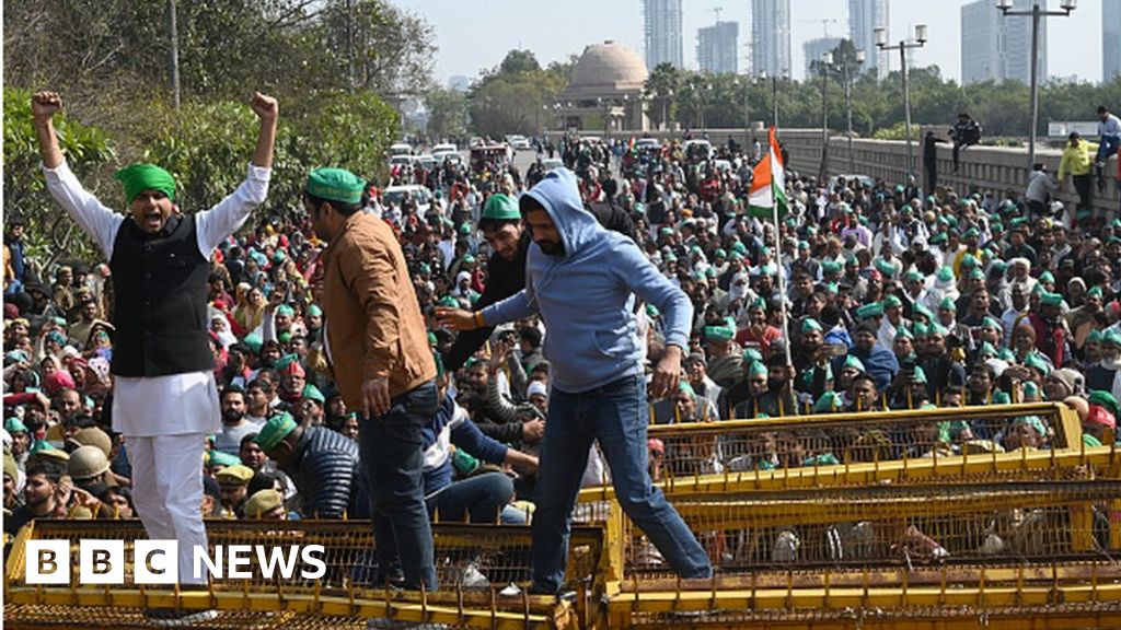 India farmers: Police fire tear gas again at protesters trying to resume march to Delhi