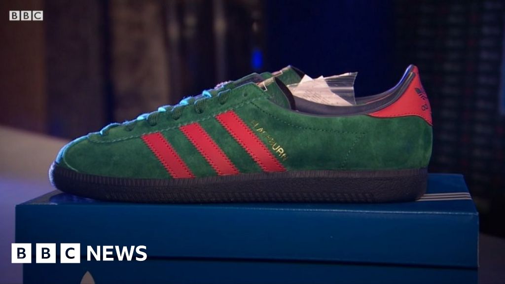 curva enfermedad Bolos Bids for limited edition Adidas trainers reach over £40k - BBC News