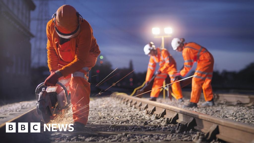 Network Rail puts fresh pay offer to unions
