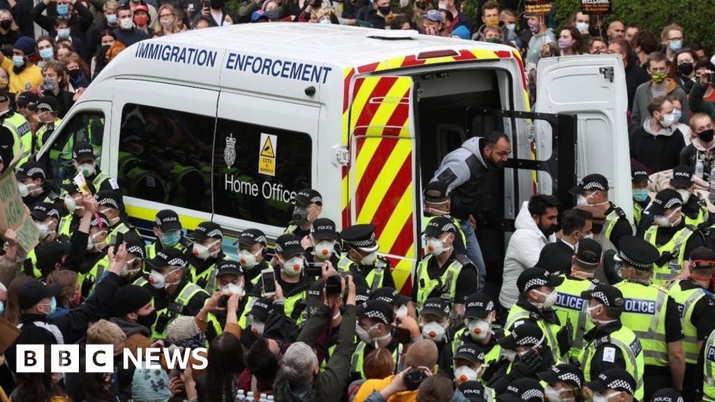 Police release men from immigration van blocking Glasgow street