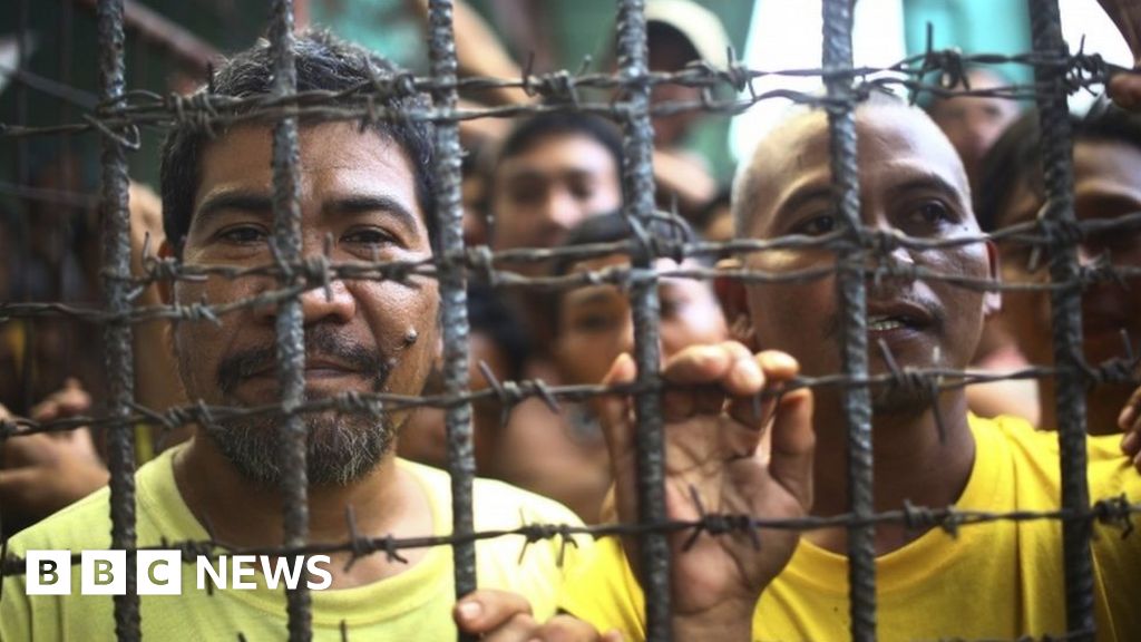 More than 150 inmates escape in Philippine prison break - BBC News