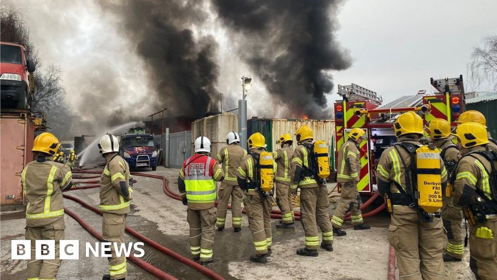 Warning to residents after Derbyshire scrapyard fire - BBC News