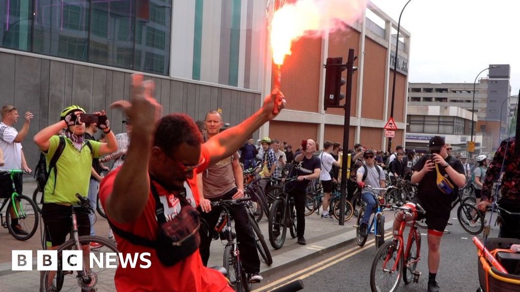 Sheffield Hundreds take part in drum and bass mass bike ride