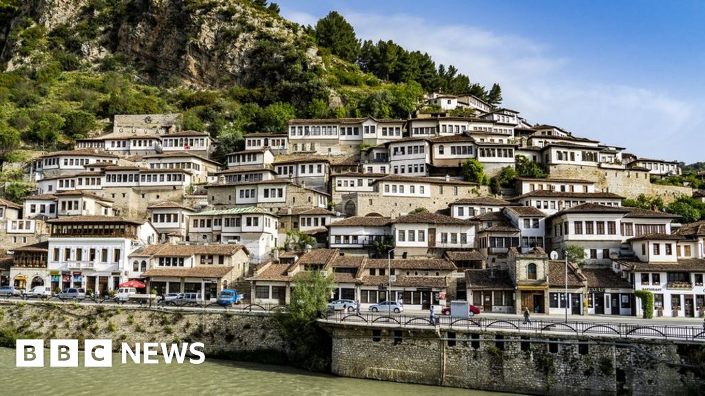 Албания: Италия плаща сметката за вечеря и пътуване на туристите