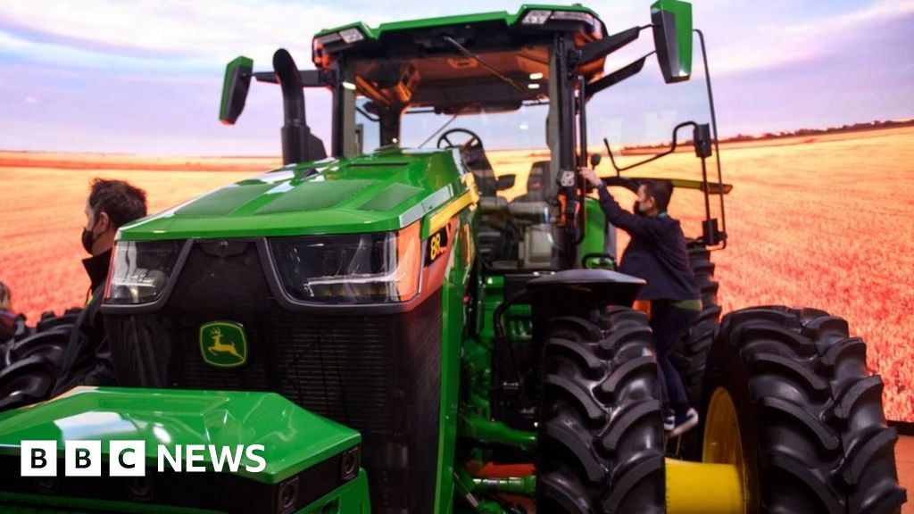 John Deere Unveils Automated Tractor At Ces Show Bbc News