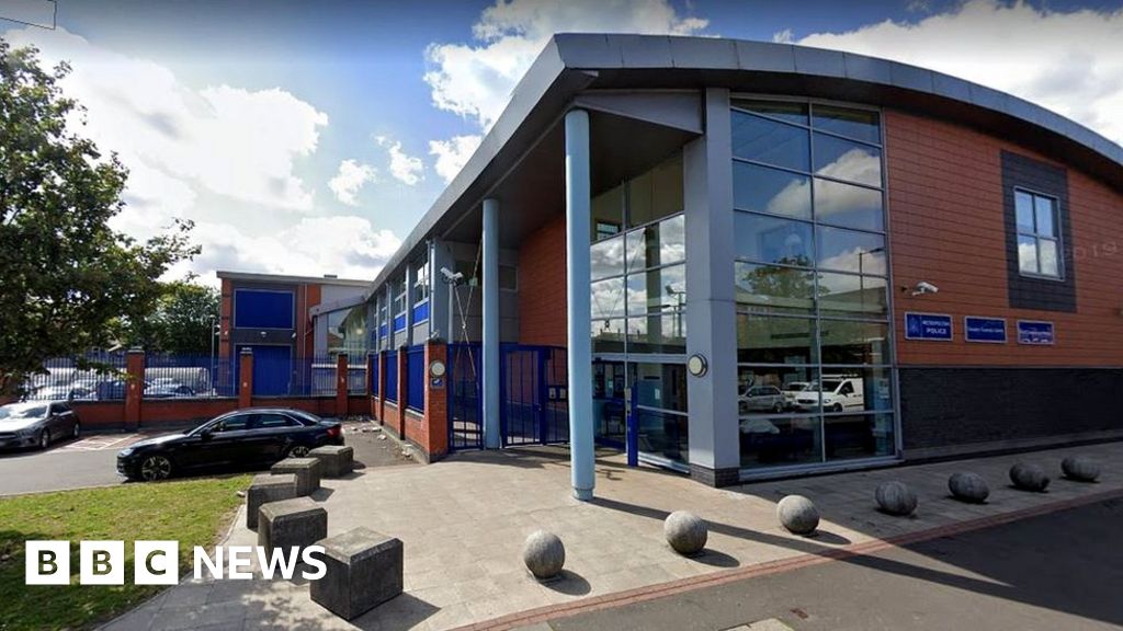 Croydon shooting: Officer shot dead at police station