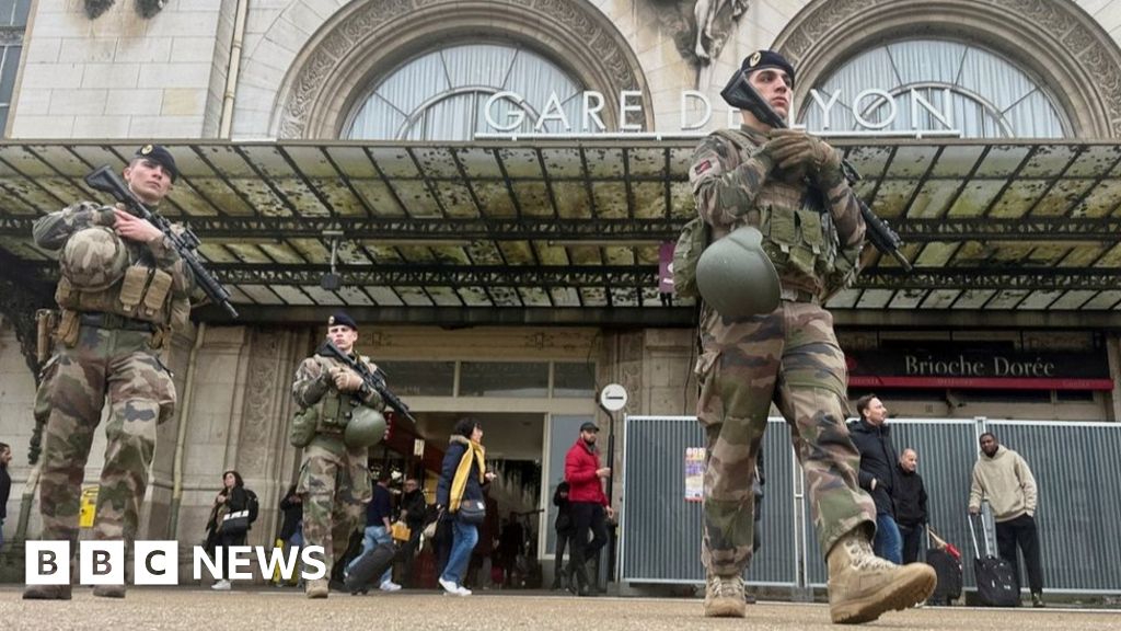 Paris knife attack: Three wounded at Gare de Lyon station – BBC.com