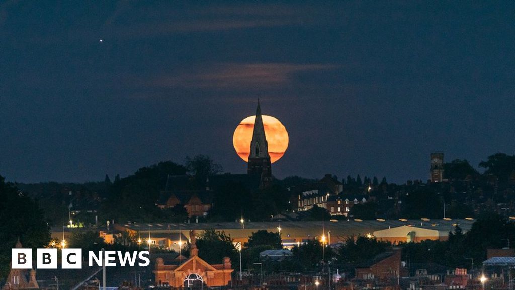 In pictures Strawberry super Moon seen across the East Midlands BBC News